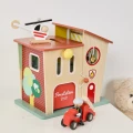 CLASSIC WORLD Remiza Strażacka Drewniana Garaż Auto Helikopter Figurki 13el.